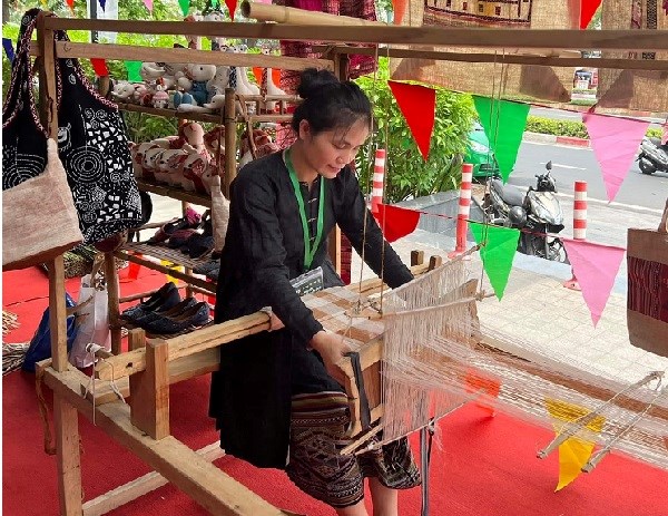 Nữ nghệ nhân dân tộc quảng bá thổ cẩm đến bạn bè quốc tế - ảnh 4