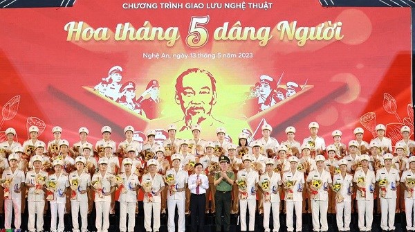 Chương trình nghệ thuật “Hoa tháng Năm dâng Người” và tôn vinh 75 điển hình tiên tiến CAND làm theo lời Bác - ảnh 3
