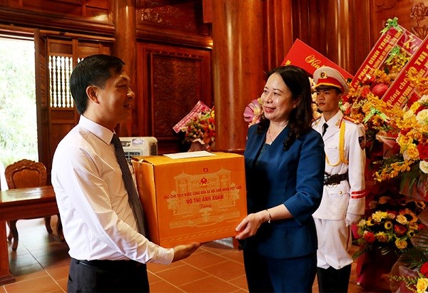 Phó Chủ tịch nước Võ Thị Ánh Xuân dâng hương tưởng niệm Chủ tịch Hồ Chí Minh - ảnh 4