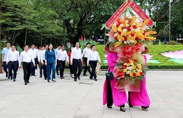 Phó Chủ tịch nước Võ Thị Ánh Xuân dâng hương tưởng niệm Chủ tịch Hồ Chí Minh - ảnh 1