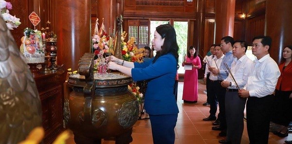 Phó Chủ tịch nước Võ Thị Ánh Xuân dâng hương tưởng niệm Chủ tịch Hồ Chí Minh - ảnh 2