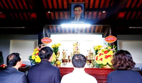 Dâng hoa, dâng hương kỷ niệm 124 năm ngày sinh nhà cách mạng Lê Hồng Sơn - ảnh 1
