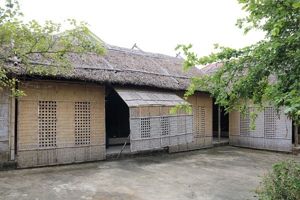 Dâng hoa, dâng hương kỷ niệm 124 năm ngày sinh nhà cách mạng Lê Hồng Sơn - ảnh 2