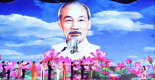 Sâu lắng chương trình nghệ thuật đặc biệt “Từ làng Sen đến thành phố Hồ Chí Minh" - ảnh 1