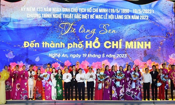 Sâu lắng chương trình nghệ thuật đặc biệt “Từ làng Sen đến thành phố Hồ Chí Minh" - ảnh 10