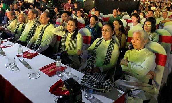 Sâu lắng chương trình nghệ thuật đặc biệt “Từ làng Sen đến thành phố Hồ Chí Minh" - ảnh 6