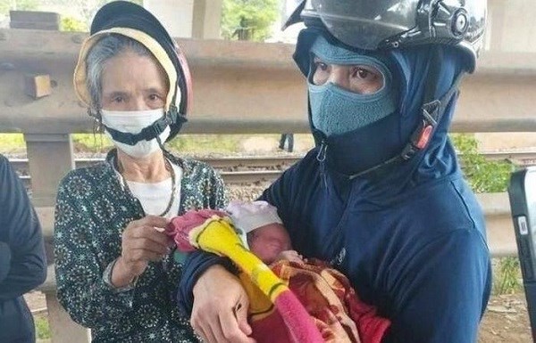 Bé trai sơ sinh được mẹ đến xin nhận lại sau một ngày bị bỏ rơi ở gầm cầu - ảnh 2