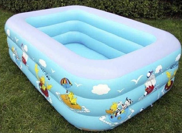 Thương tâm bé gái đuối nước khi tắm bể phao mini tại nhà - ảnh 1