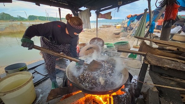 Làng nghề “đãi hến” hơn 300 tuổi, nét đẹp bên bờ sông La - ảnh 11