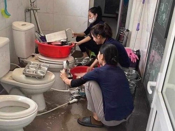 Chấn chỉnh việc trường mầm non rửa khay ăn cho trẻ cạnh bồn cầu - ảnh 1