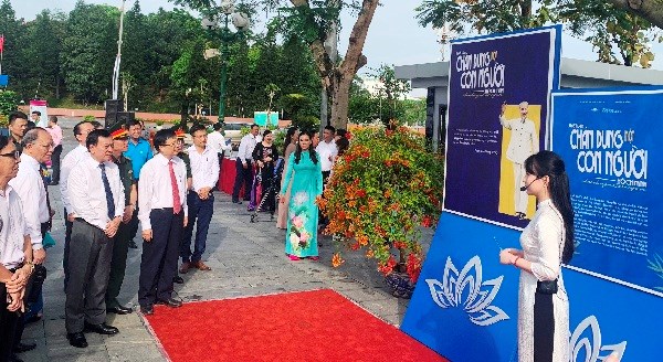 Triển lãm hơn 200 bức ảnh và tư liệu quý “Hồ Chí Minh - Chân dung một con người” - ảnh 4