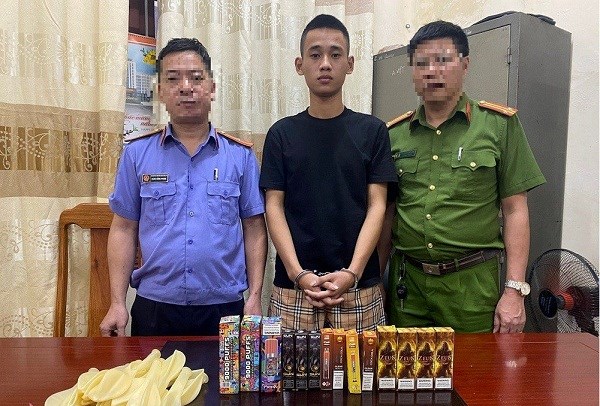 Nghệ An: Triệt phá hàng loạt địa điểm phân phối bóng cười, thuốc lá điện tử - ảnh 2