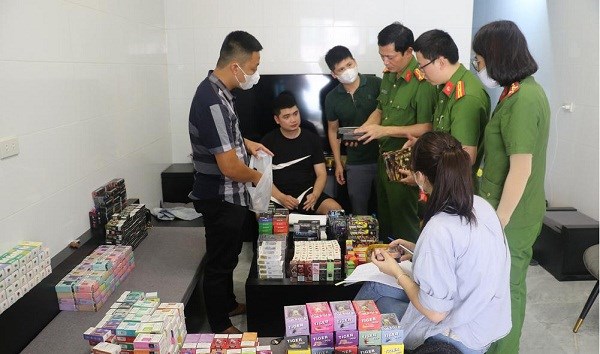 Nghệ An: Triệt phá hàng loạt địa điểm phân phối bóng cười, thuốc lá điện tử - ảnh 3