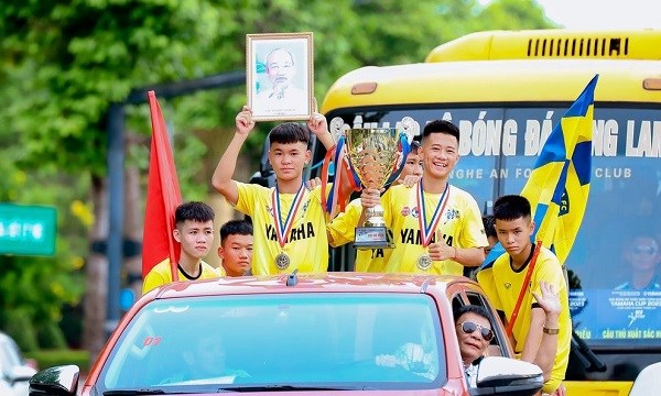 Vô địch Giải Bóng đá Thiếu niên toàn quốc năm 2023, U13 SLNA được trao thưởng lớn - ảnh 2