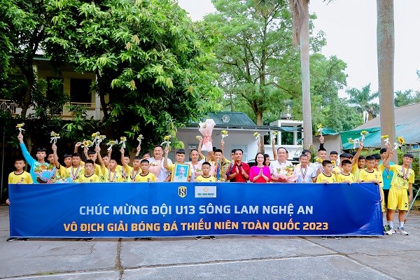 Vô địch Giải Bóng đá Thiếu niên toàn quốc năm 2023, U13 SLNA được trao thưởng lớn - ảnh 1