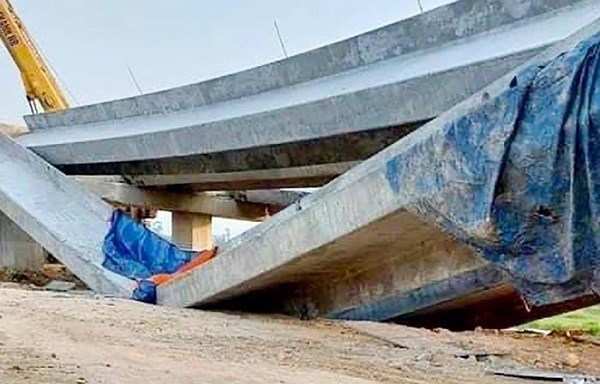 Khẩn trương khắc phục loạt dầm cầu bị sập trên cao tốc Bắc - Nam - ảnh 1