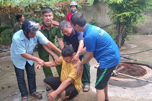 Giải cứu kịp thời thợ đào giếng ngạt khí, ngất xỉu dưới giếng sâu 13 mét - ảnh 1