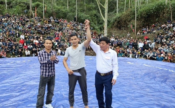 Sôi nổi giải đấu vật truyền thống ở lễ hội Vua Mai - ảnh 4