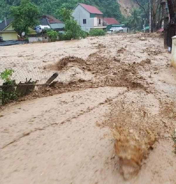 Người dân vùng biên giới Nghệ An ngấn nước mắt khắc phục thiệt hại lũ ống, lũ quét - ảnh 9