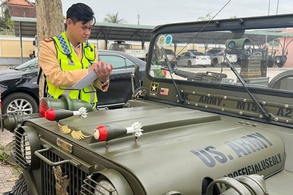 Xử phạt dàn xe Jeep hết hạn kiểm định chở thí sinh áo dài tại Cửa Lò - ảnh 1