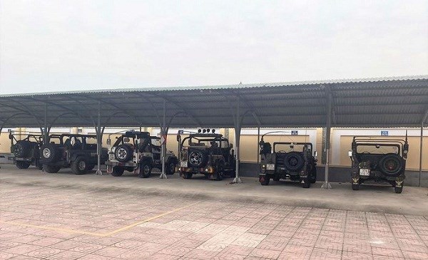 Xử phạt dàn xe Jeep hết hạn kiểm định chở thí sinh áo dài tại Cửa Lò - ảnh 2