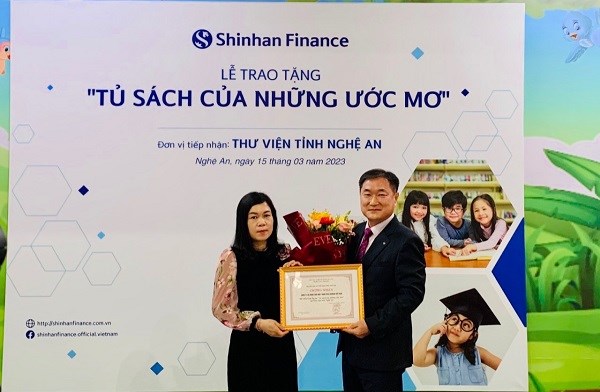 Trao tặng “Tủ sách của những ước mơ” cho Thư viện Nghệ An - ảnh 2