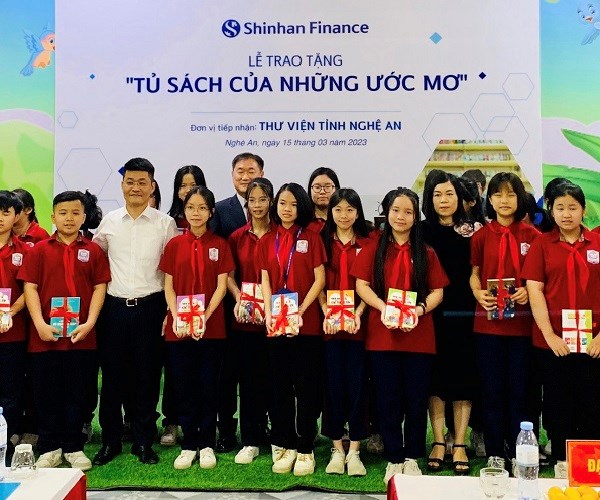 Trao tặng “Tủ sách của những ước mơ” cho Thư viện Nghệ An - ảnh 3