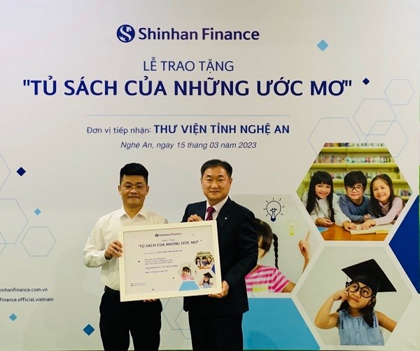 Trao tặng “Tủ sách của những ước mơ” cho Thư viện Nghệ An - ảnh 1
