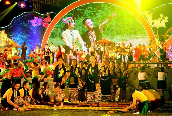 Rực rỡ Hội sắc Xuân miền Tây xứ Nghệ - ảnh 1