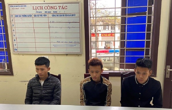 Triệu tập nhóm thanh niên đi xe máy bốc đầu, đánh võng trên quốc lộ 7A - ảnh 1