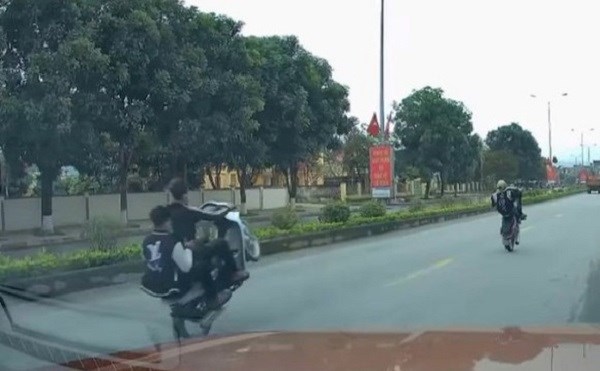 Triệu tập nhóm thanh niên đi xe máy bốc đầu, đánh võng trên quốc lộ 7A - ảnh 2