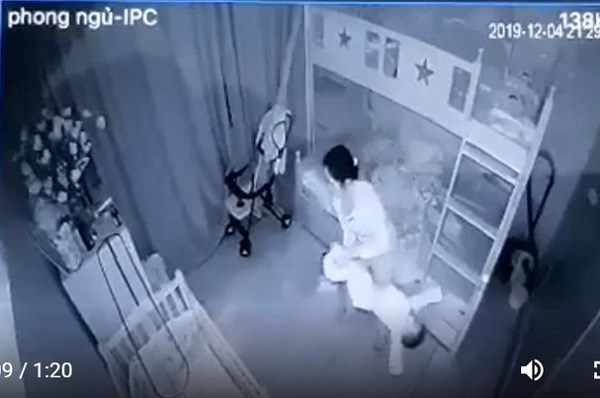 Xót xa bé gái hơn 1 tuổi bị người giúp việc bạo hành cầm chân dốc ngược - ảnh 1