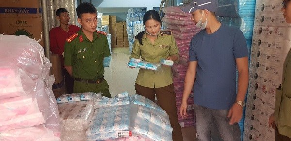 Nghệ An: Phát hiện cơ sở kinh doanh hàng nghìn gói băng vệ sinh giả - ảnh 1