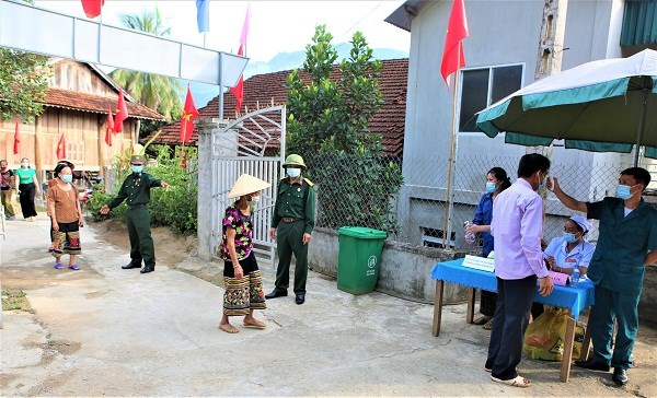 Cử tri miền núi Nghệ An thực hiện khuyến cáo 5k bầu cử sớm - ảnh 1