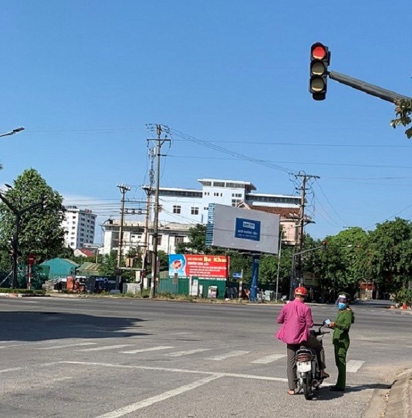 Nghệ An: Siết chặt giãn cách, TP Vinh yêu cầu cấp bách “ai ở đâu ở yên đó” - ảnh 2