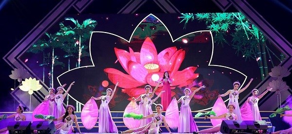 Hàng nghìn người dân tham dự tổng kết Lễ hội Làng Sen - ảnh 2