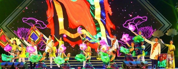 Hàng nghìn người dân tham dự tổng kết Lễ hội Làng Sen - ảnh 1