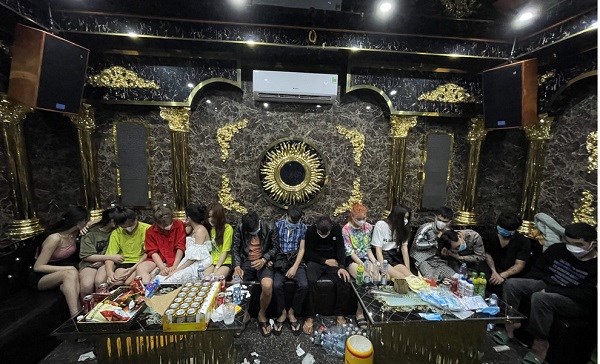 Nghệ An: Bắt giữ 16 đối tượng sử dụng trái phép chất ma túy trong quán Karaoke - ảnh 1