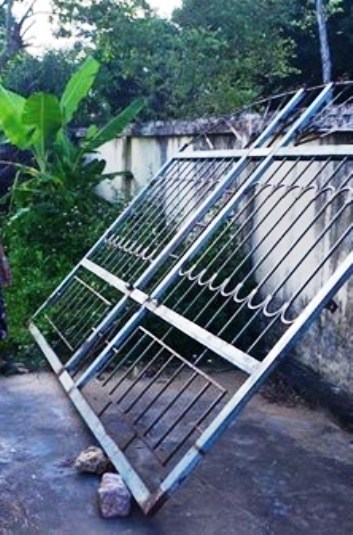 Nghệ An: Cổng sắt nhà văn hóa đổ sập đè lên khiến cháu gái 7 tuổi phải cấp cứu - ảnh 1