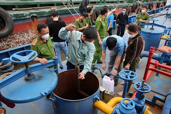Nghệ An: Phát hiện vụ buôn lậu 1 triệu lít xăng trị giá gần 30 tỉ đồng - ảnh 2
