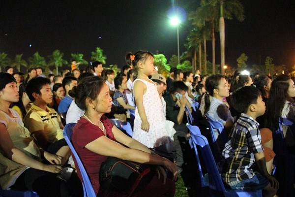 Hàng nghìn người dân tham dự tổng kết Lễ hội Làng Sen - ảnh 3