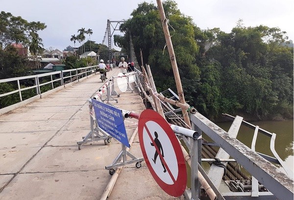 Nghệ An: Tai nạn thảm khốc, ô tô con đâm xe máy rơi xuống sông khiến 5 người tử vong - ảnh 1