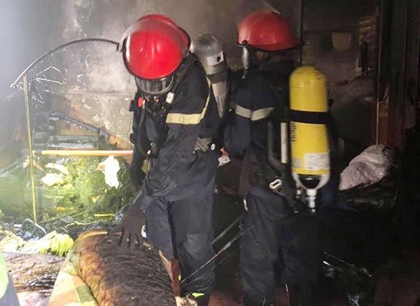 Nhà hai tầng hỏa hoạn do chủ nhà quên rút dây điện bàn là quần áo - ảnh 1