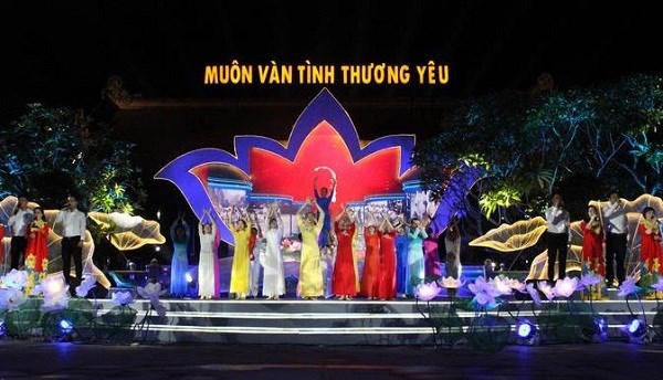 Xúc động chương trình chính luận - nghệ thuật đặc biệt 'Muôn vàn tình thương yêu' - ảnh 1