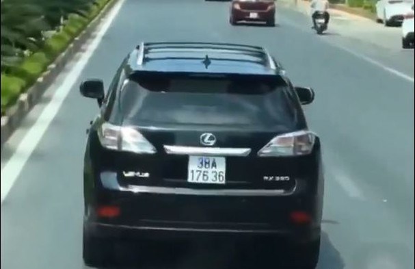 Nghệ An: Phạt tiền và tước bằng lái 2 tháng tài xế xe Lexus không nhường đường cho xe cứu hỏa - ảnh 1