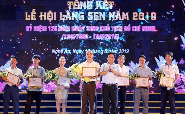 Hàng nghìn người dân tham dự tổng kết Lễ hội Làng Sen - ảnh 4