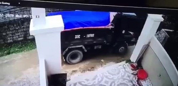 Tạm giữ tài xế lùi xe cán chết, giấu xác một cháu bé trai tại hố rác - ảnh 1
