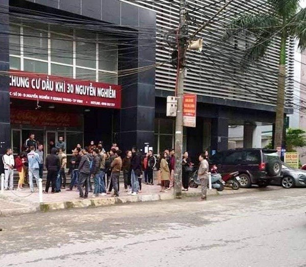 Nam thanh niên rơi từ tầng 13 chung cư xuống đất tử vong - ảnh 1
