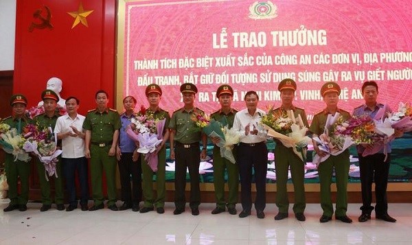 Trao thưởng các đơn vị đấu tranh, bắt giữ thành công đối tượng bắn người ở TP Vinh - ảnh 1