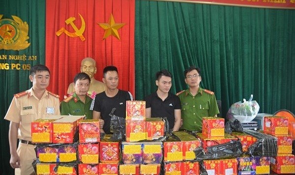 Nghệ An: Bắt hai đối tượng vận chuyển trái phép 126 kg pháo - ảnh 1